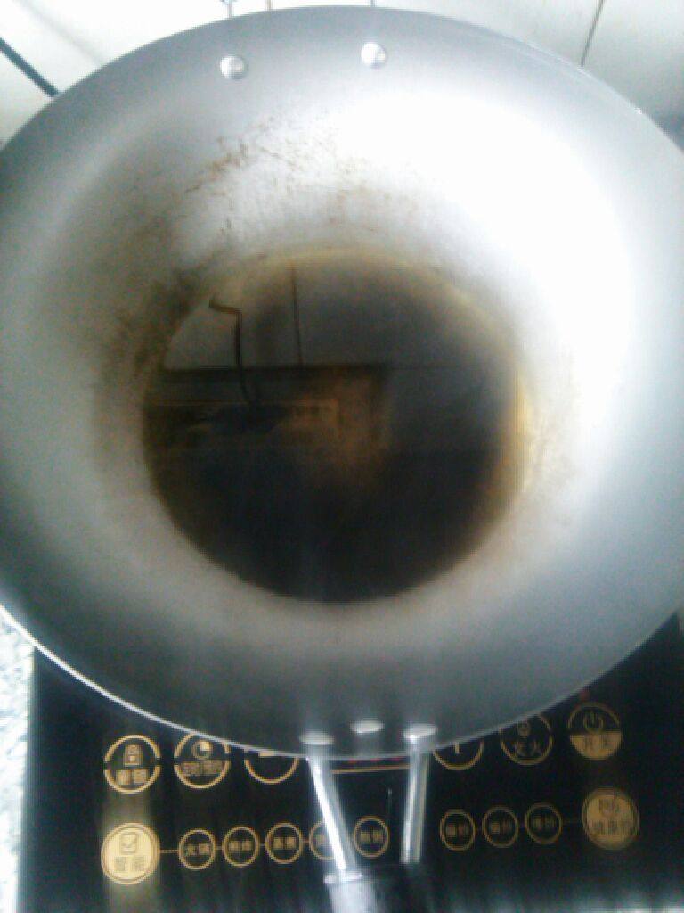 红烧番茄鱼,取锅烧热加入油