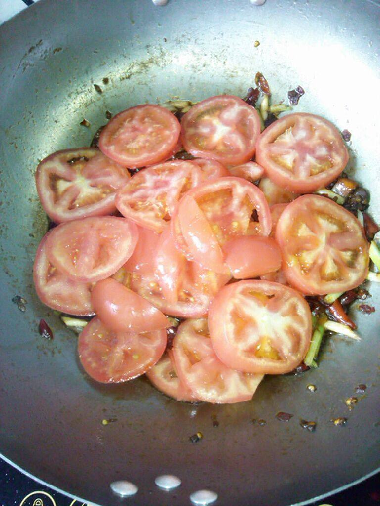 红烧番茄鱼,再把切好的番茄倒入锅中