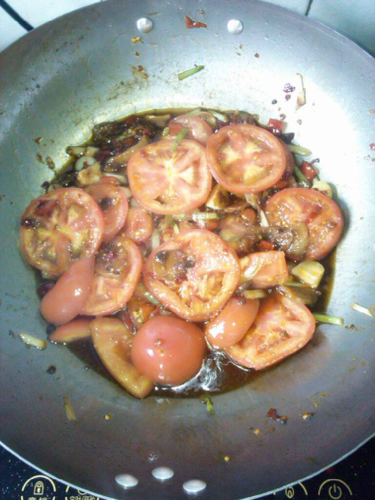 红烧番茄鱼,炒至番茄半熟透为止