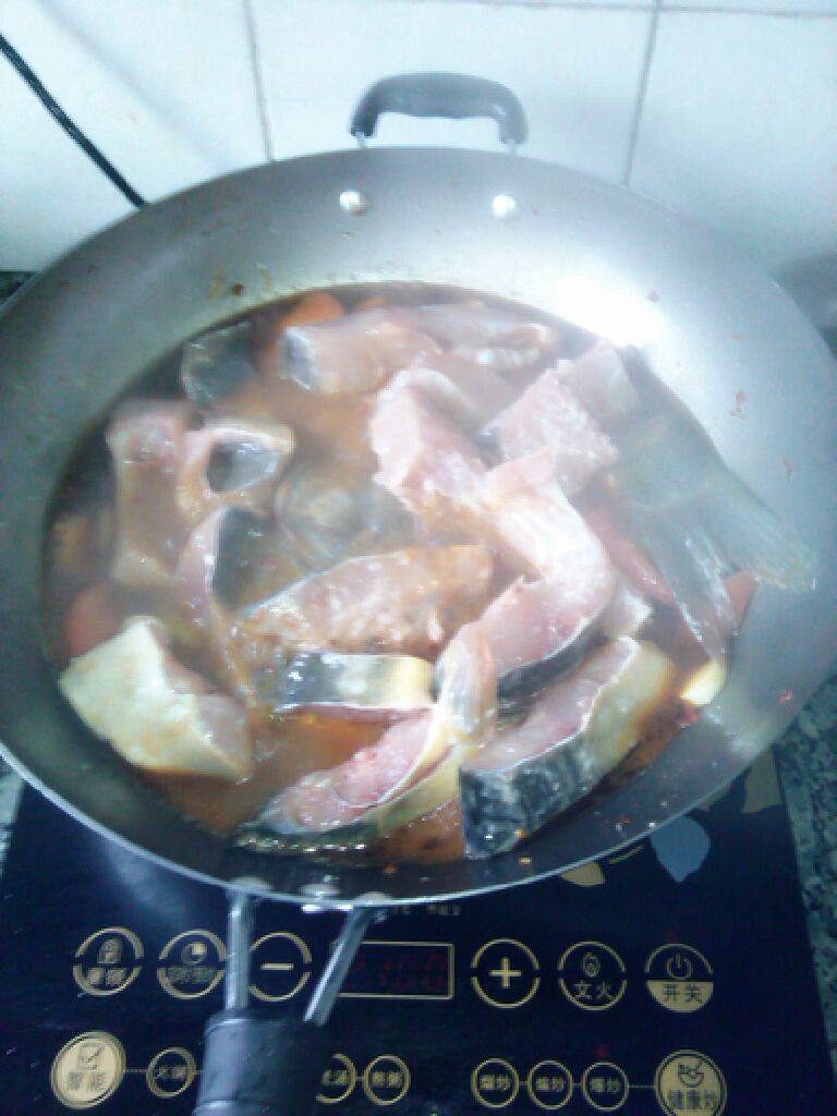 红烧番茄鱼,再把鱼用筷子依次夹入锅里再扛锅盖，最好是先将鱼头放进去一会儿再放鱼身