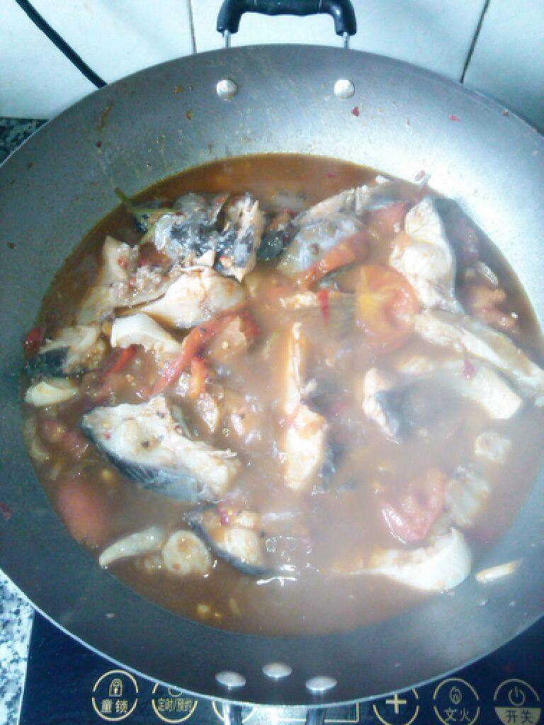 红烧番茄鱼,煮沸时再翻至另一面，至到煮熟为止，起锅的时候才加入<a style='color:red;display:inline-block;' href='/shicai/ 717'>味精</a>