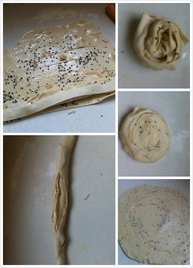 简易手抓饼,然后在面饼上用刀划几下，千万不要划到俩头（上图效果），然后卷成长条，完了再卷成圆的用手摁一下或擀一下，擀成自己喜欢的厚度大小就行。