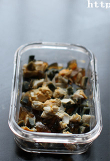 蒸混蛋,将<a style='color:red;display:inline-block;' href='/shicai/ 14'>皮蛋</a>和<a style='color:red;display:inline-block;' href='/shicai/ 16'>咸蛋</a>去壳，切成小粒儿，装在一个耐高温的容器中