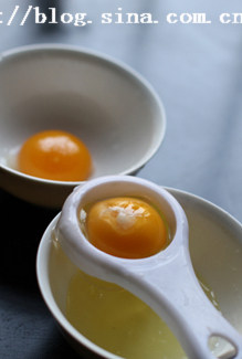 蒸混蛋,将<a style='color:red;display:inline-block;' href='/shicai/ 9'>鸡蛋</a>的蛋黄和蛋白分开，备用