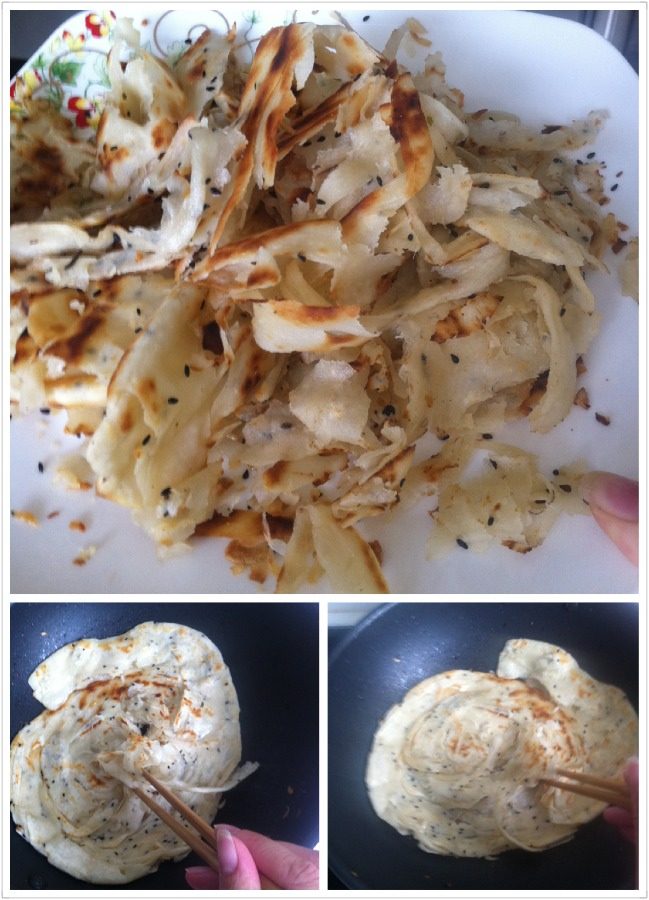 简易手抓饼,最后就下下锅了。平底锅里放入油，把擀好的面饼放进去，煎到双面发黄就行了，然后用筷子挑开就ok啦（期间要不断加点油，否则很容易糊的）