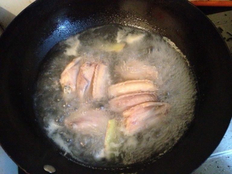 煎鸡翅,<a style='color:red;display:inline-block;' href='/shicai/ 96'>鸡翅</a>加<a style='color:red;display:inline-block;' href='/shicai/ 718'>料酒</a>，<a style='color:red;display:inline-block;' href='/shicai/ 37'>姜</a>，焯水去血沫（多煮会尽量煮熟些）