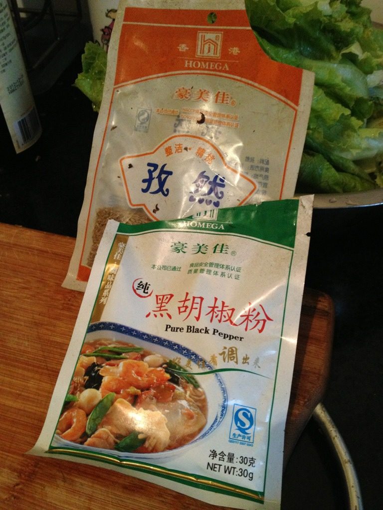 煎鸡翅,将焯水过的鸡翅洗净加盐，<a style='color:red;display:inline-block;' href='/shicai/ 134333'>黑胡椒</a>，老抽<a style='color:red;display:inline-block;' href='/shicai/ 692'>酱油</a>腌20分钟左右