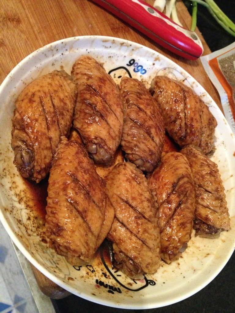 煎鸡翅,不粘锅热油，放鸡翅小火慢煎，出锅前撒点<a style='color:red;display:inline-block;' href='/shicai/ 716'>孜然</a>即可。