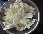 鲜虾炒白菜,<a style='color:red;display:inline-block;' href='/shicai/ 80407'>大白菜叶</a>洗净,手撕成片,略控干水分;葱姜蒜切片;香菜叶切段儿