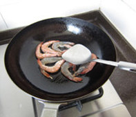 鲜虾炒白菜,起炒锅,加入适量<a style='color:red;display:inline-block;' href='/shicai/ 849'>花生油</a>,热锅凉油小火,下入鲜虾煸炒,边炒边用锅铲压虾头;