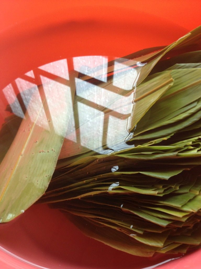 肉粽,锅里烧开水把粽叶放入锅中煮五分钟,捞起、用冷水把叶子一片片的洗干净,泡水备用!