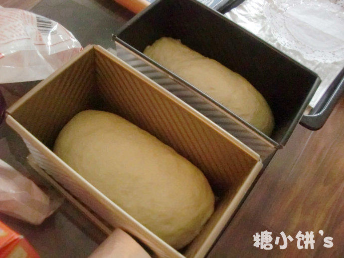 葡萄干吐司,将面团擀扁后卷起来,排入土司盒中二发