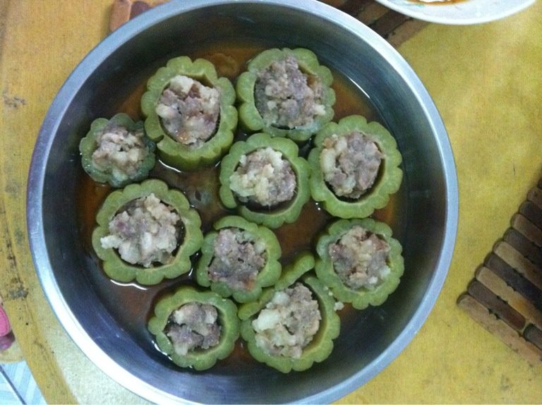 苦瓜包肉,把肉断碎放进去蒸二十五分钟