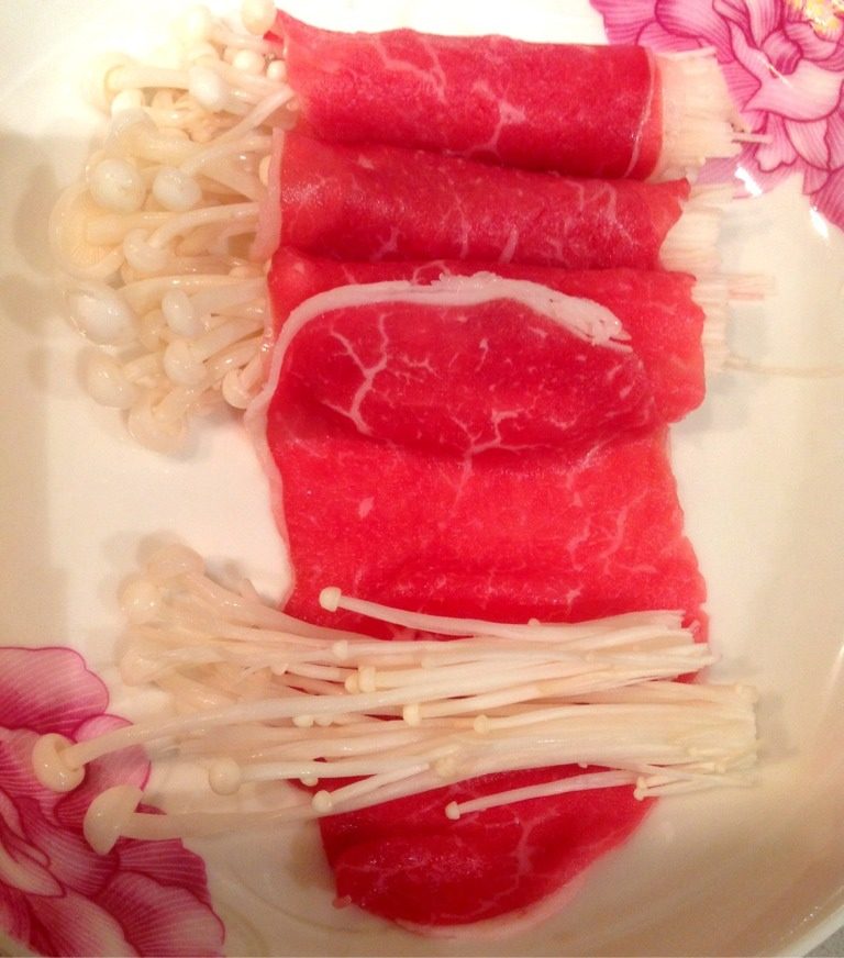 蚝油牛肉卷,如图：适量<a style='color:red;display:inline-block;' href='/shicai/ 234'>金针菇</a>用牛肉片仔细卷起来