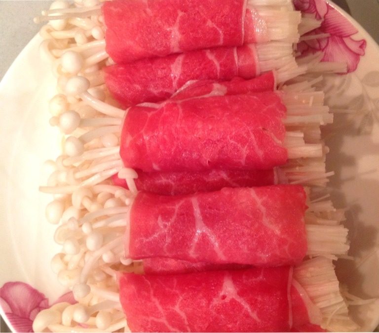 蚝油牛肉卷,如图：平底锅放少许油烧热，把卷好的牛肉卷并排贴在锅底，中火慢慢翻煎直至断生，捞出。