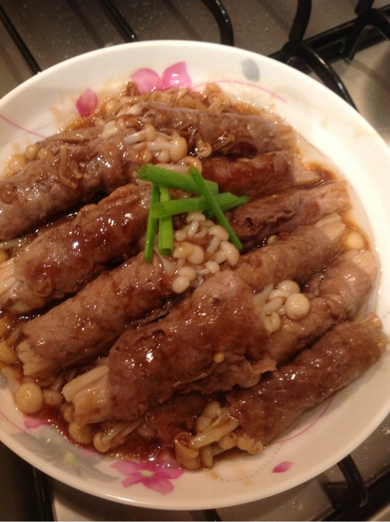 蚝油牛肉卷,利用锅里的油加入适量蚝油、糖、少量水，边烧边调匀，水开关火，逐个将煎熟的肉卷放进汤汁里过一下，码放在盘子里，多余的汁水淋在肉卷上就OK了。