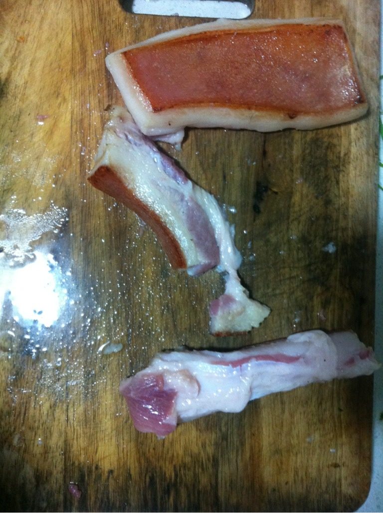 重庆地道红烧肉,将肥肉剔除,放入锅中把皮烙一下。