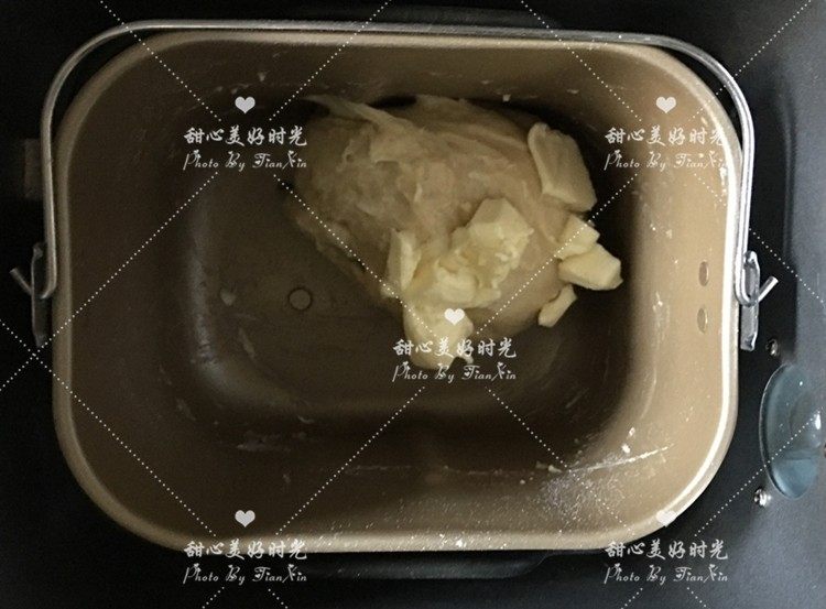爆浆乳酪面包(平底锅版),将室温软化过的黄油分两次加入面团中,每加入一次都要揉至面团彻底吸收黄油
