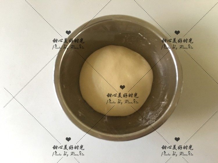爆浆乳酪面包(平底锅版),和好的面团放入一个碗中盖上保鲜膜室温发酵至2倍大