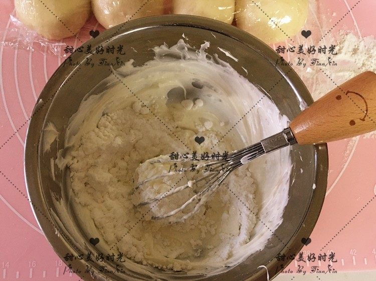 爆浆乳酪面包(平底锅版),将室温软化的奶油奶酪和糖粉混合