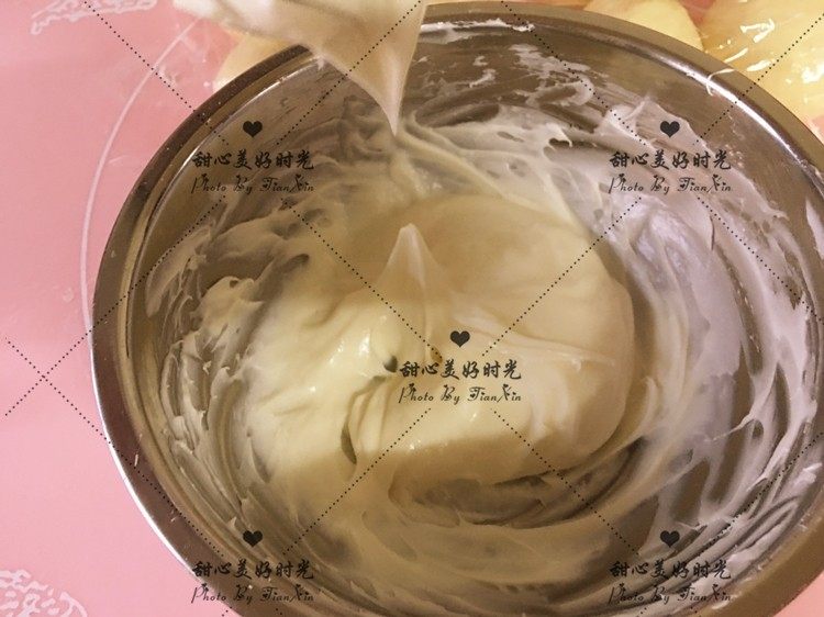 爆浆乳酪面包(平底锅版), 用手动打蛋器打至顺滑后放入冰箱冷藏备用