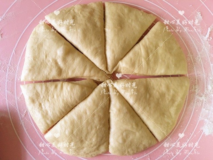 爆浆乳酪面包(平底锅版),排气,并分割成8份