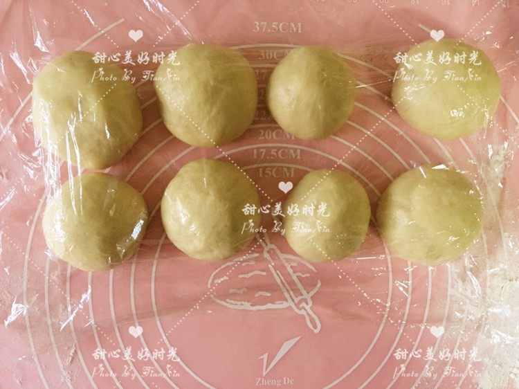 爆浆乳酪面包(平底锅版),将每一份面团滚圆,盖上保鲜膜,让面团松弛10分钟