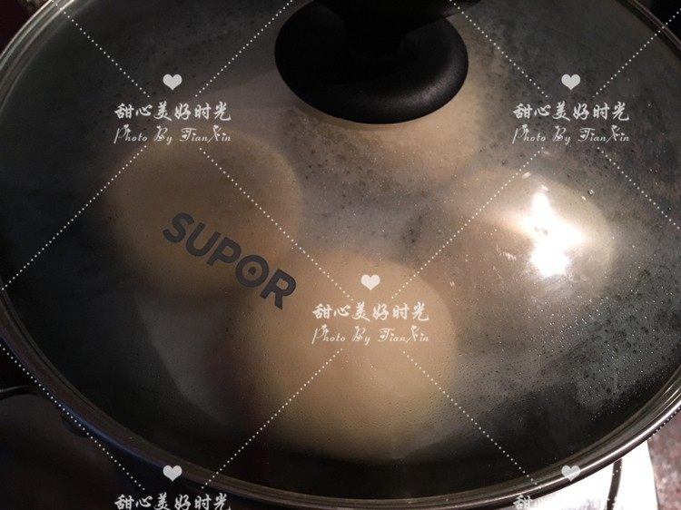 爆浆乳酪面包(平底锅版),发酵好的面团,开最小火,盖上锅盖煎烤6分钟左右