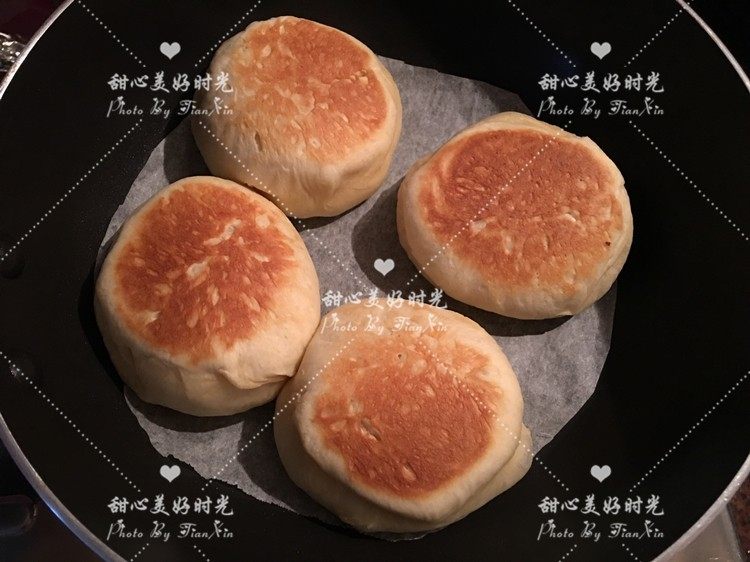 爆浆乳酪面包(平底锅版),待一面略黄,小心地翻面,盖上锅盖再继续煎烤约6分钟,直至另一面也上色即可