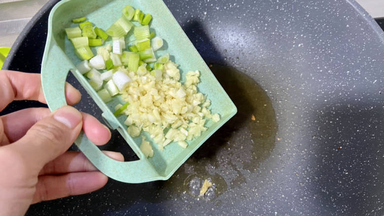 孜然煎豆干,留底油,下葱白蒜末中小火煸香