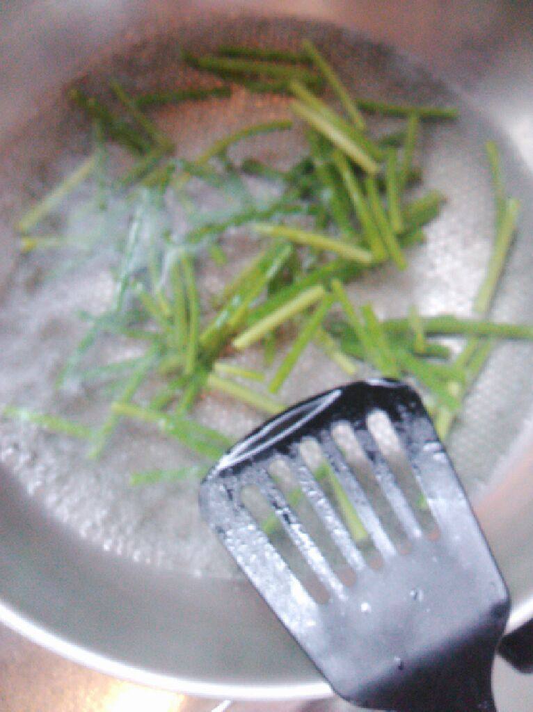 蒜苔爆猪肝,2、把蒜苔切段,焯水