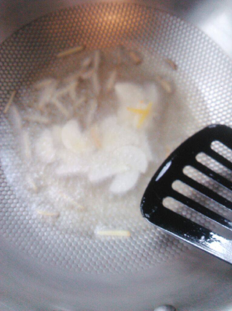 蒜苔爆猪肝,6、准备工作做好以后,现在就开炒吧,把锅烧热,下油,把大蒜,老姜炒香后下<a style='color:red;display:inline-block;' href='/shicai/ 700'>花椒</a>