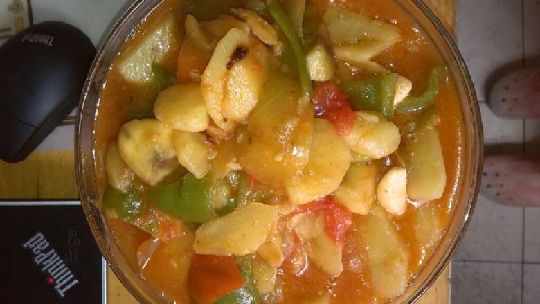 大杂烩,倒入锅中油，放入<a style='color:red;display:inline-block;' href='/shicai/ 2794'>大蒜</a>，然后添加土豆，煎至金黄色后加入茄子翻炒，放入<a style='color:red;display:inline-block;' href='/shicai/ 692'>酱油</a>少许，把丝瓜放进去，翻炒，加入少许水，闷下，最后加入西红柿翻炒。出锅前加入少许<a style='color:red;display:inline-block;' href='/shicai/ 717'>味精</a>。