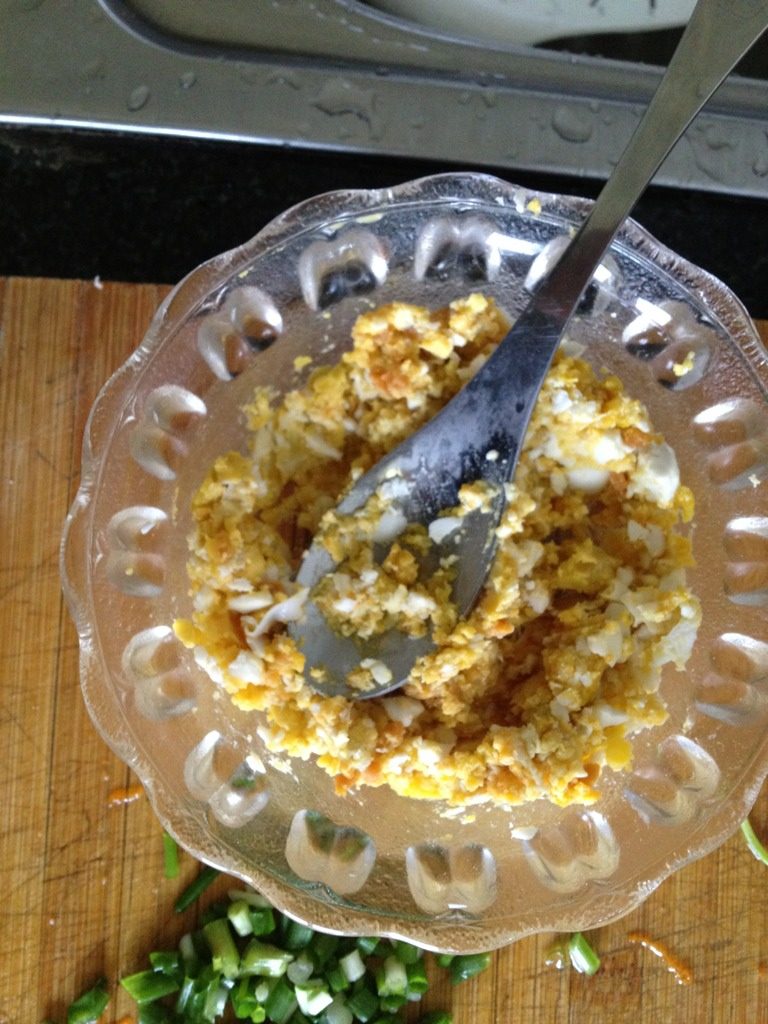 咸蛋南瓜,咸蛋剝壳，捣碎成泥