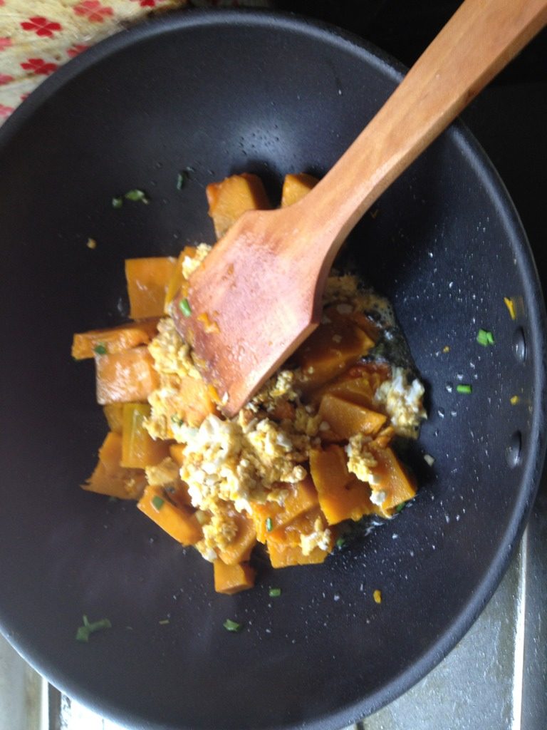 咸蛋南瓜,倒入<a style='color:red;display:inline-block;' href='/shicai/ 9596'>咸蛋黄</a>，翻炒均匀