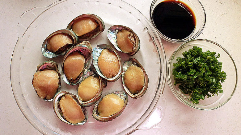 葱油鲍鱼,<a style='color:red;display:inline-block;' href='/shicai/ 5594'>小鲍鱼</a>洗净改刀，<a style='color:red;display:inline-block;' href='/shicai/ 3250'>葱</a>切末