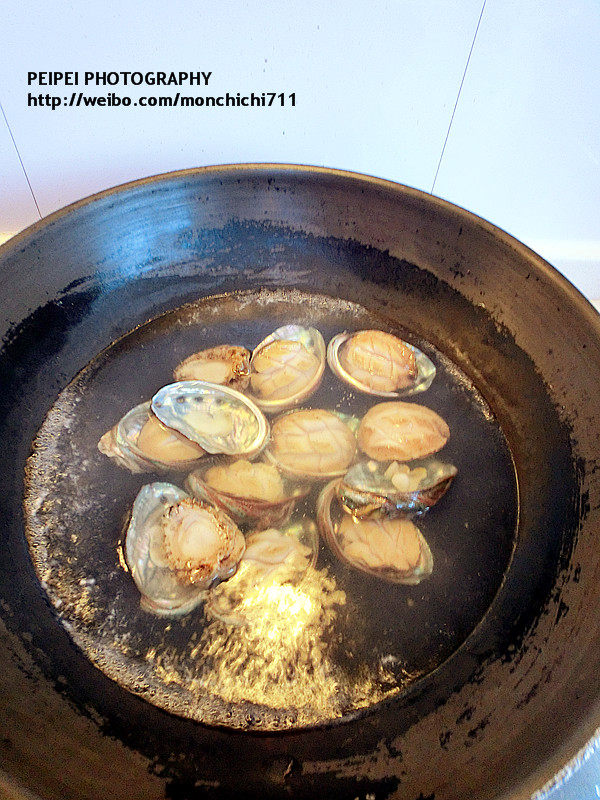 葱油鲍鱼,水沸后倒入小鲍鱼焯水