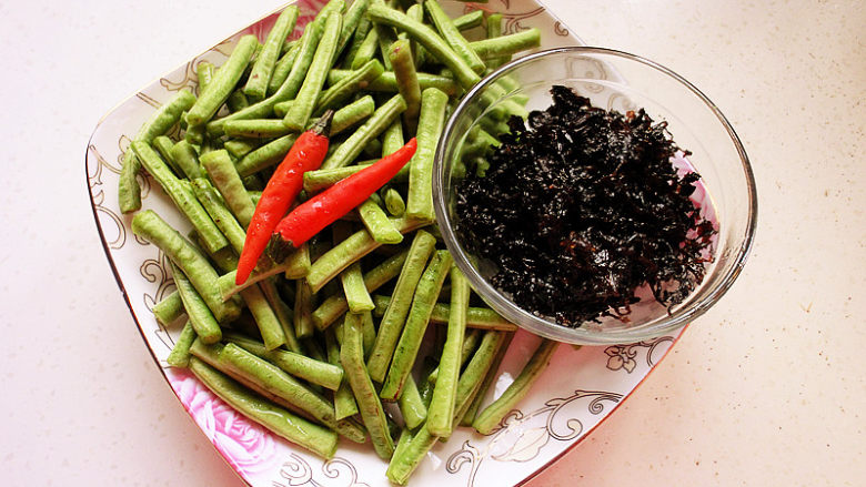 干菜豇豆,<a style='color:red;display:inline-block;' href='/shicai/ 60'>豇豆</a>切段 红椒切丝