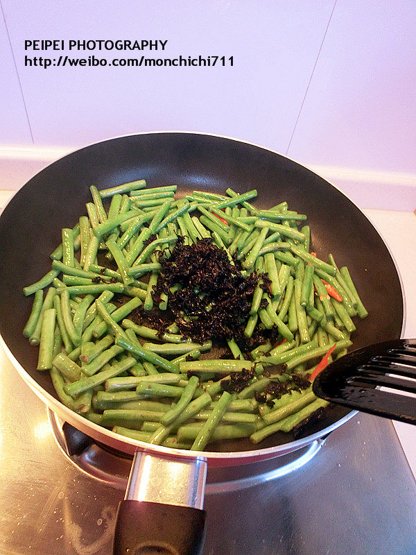 干菜豇豆,倒入<a style='color:red;display:inline-block;' href='/shicai/ 707'>梅干菜</a>一同翻炒
