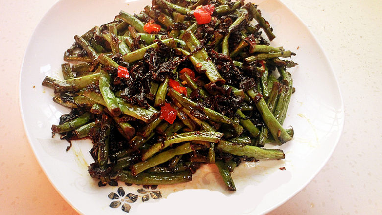 干菜豇豆,加少许<a style='color:red;display:inline-block;' href='/shicai/ 756'>鸡精</a>调味，待汁水收干即可