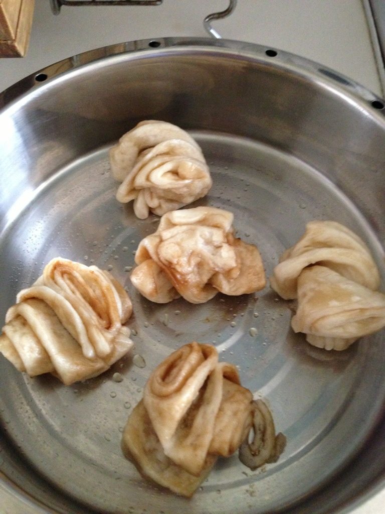 早饭:皮蛋瘦肉粥+烧烤酱花卷(瓦德伯仕特级初榨橄榄油),在屉上抹一层油,把花卷有间隔的放好