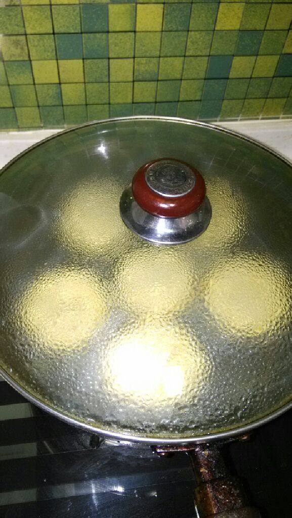 酒酿南瓜饼,烹水加盖,待水干底面金黄时翻面。