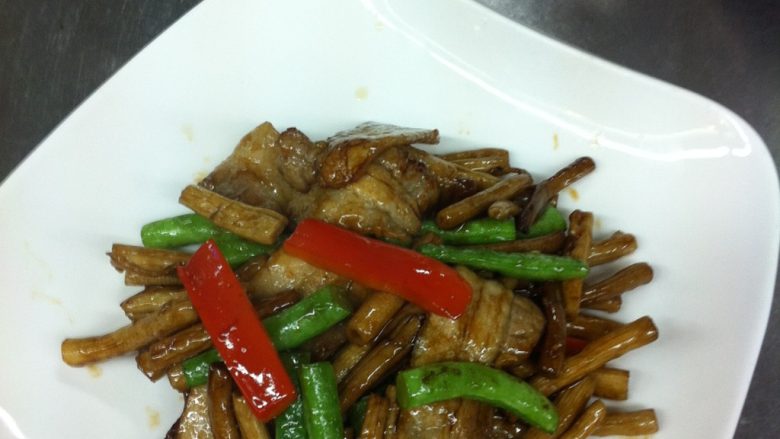 茶树菇四季豆炒五花肉