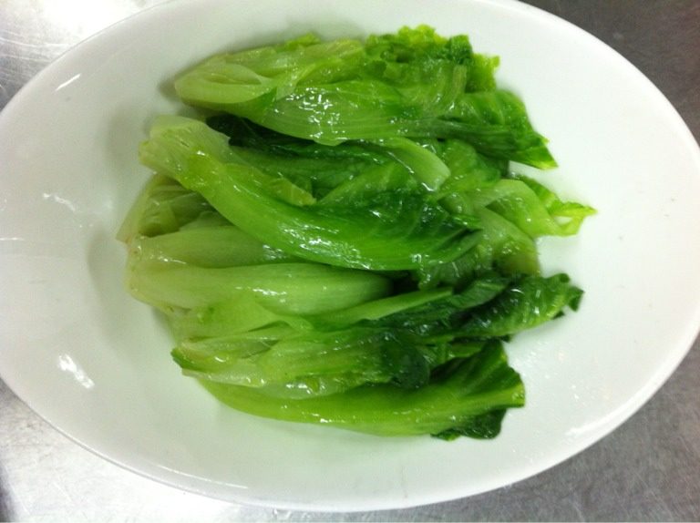 白灼菜心,将改好刀的各种蔬菜清洗干净，