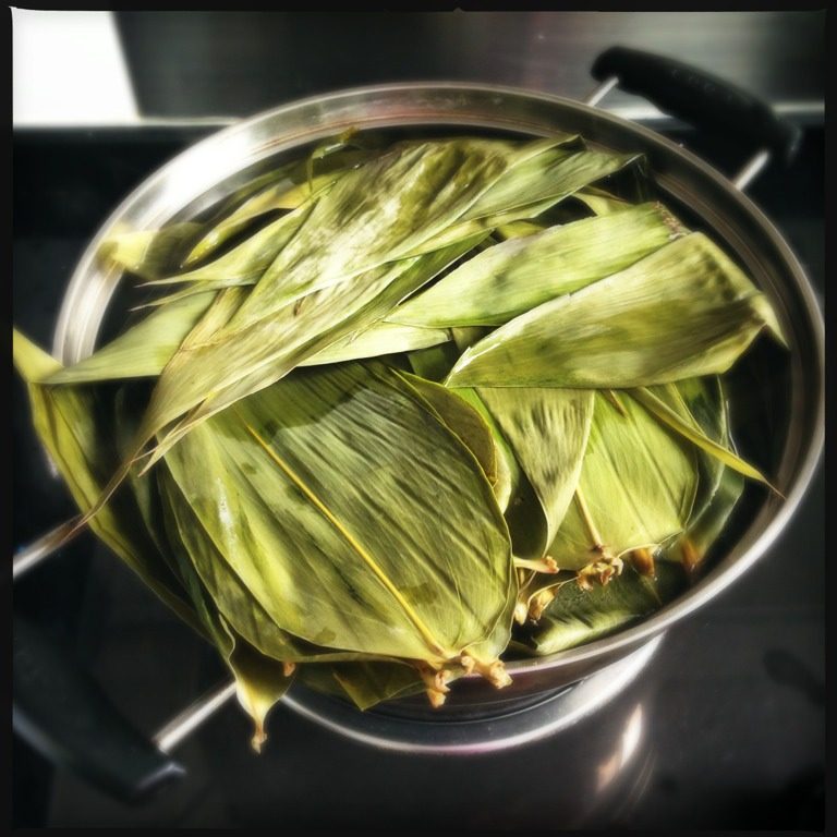 端午节 枣粽,将<a style='color:red;display:inline-block;' href='/shicai/ 211314'>粽叶</a>开水煮一会,泡软,冲洗干净待用