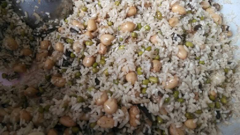 粽子,粽叶（先泡一个晚上，第二天用时再煮一下）
虾壳（先用油爆炒）
五花肉（南乳，五香粉，料酒）
 
 