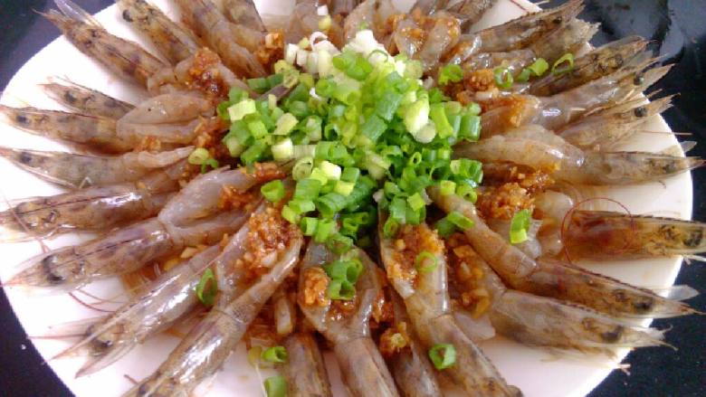 蒜蓉蒸开边虾,取一平碟，铺上沥干水的粉丝，再铺上虾，淋入蒜蓉，撒上葱花，入锅大火蒸6分钟左右
