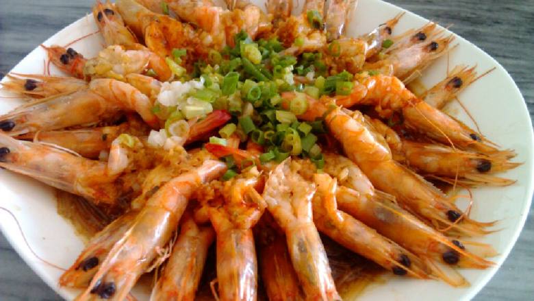 蒜蓉蒸开边虾,出锅淋上几滴麻油即可。
