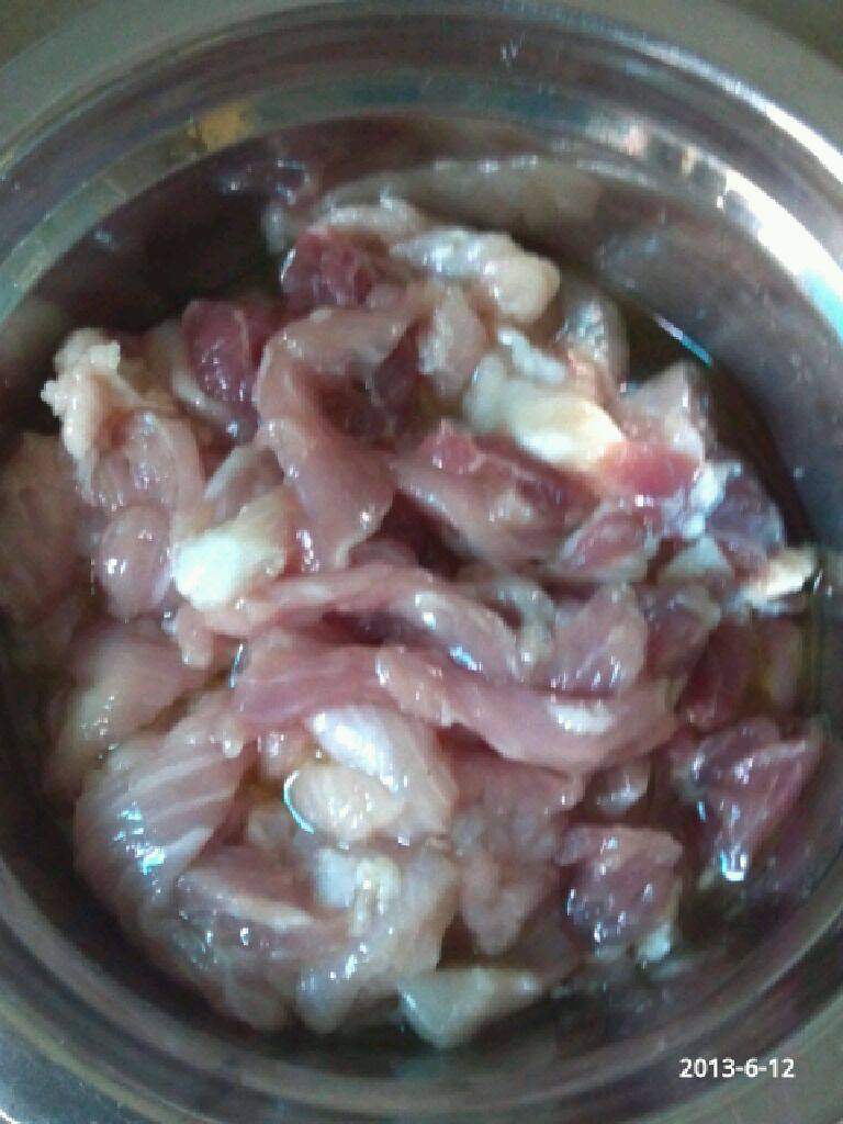 蘑菇火锅,将肉切片，加油，调味料，入味