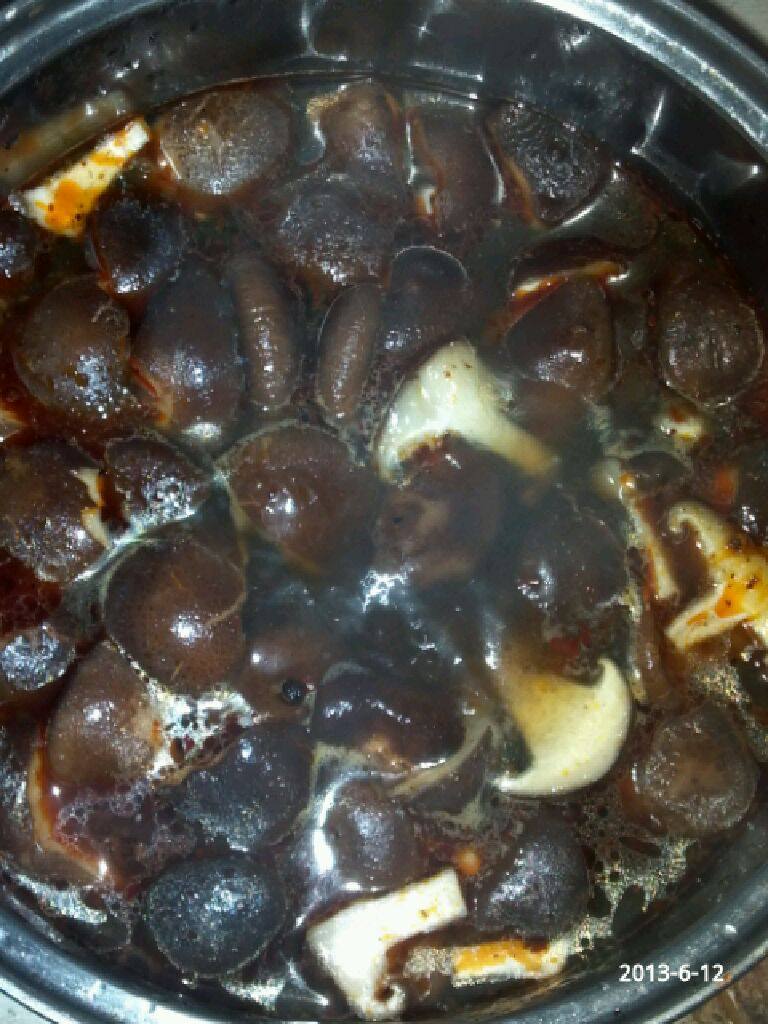 蘑菇火锅,煮10分钟以后放入火锅底料